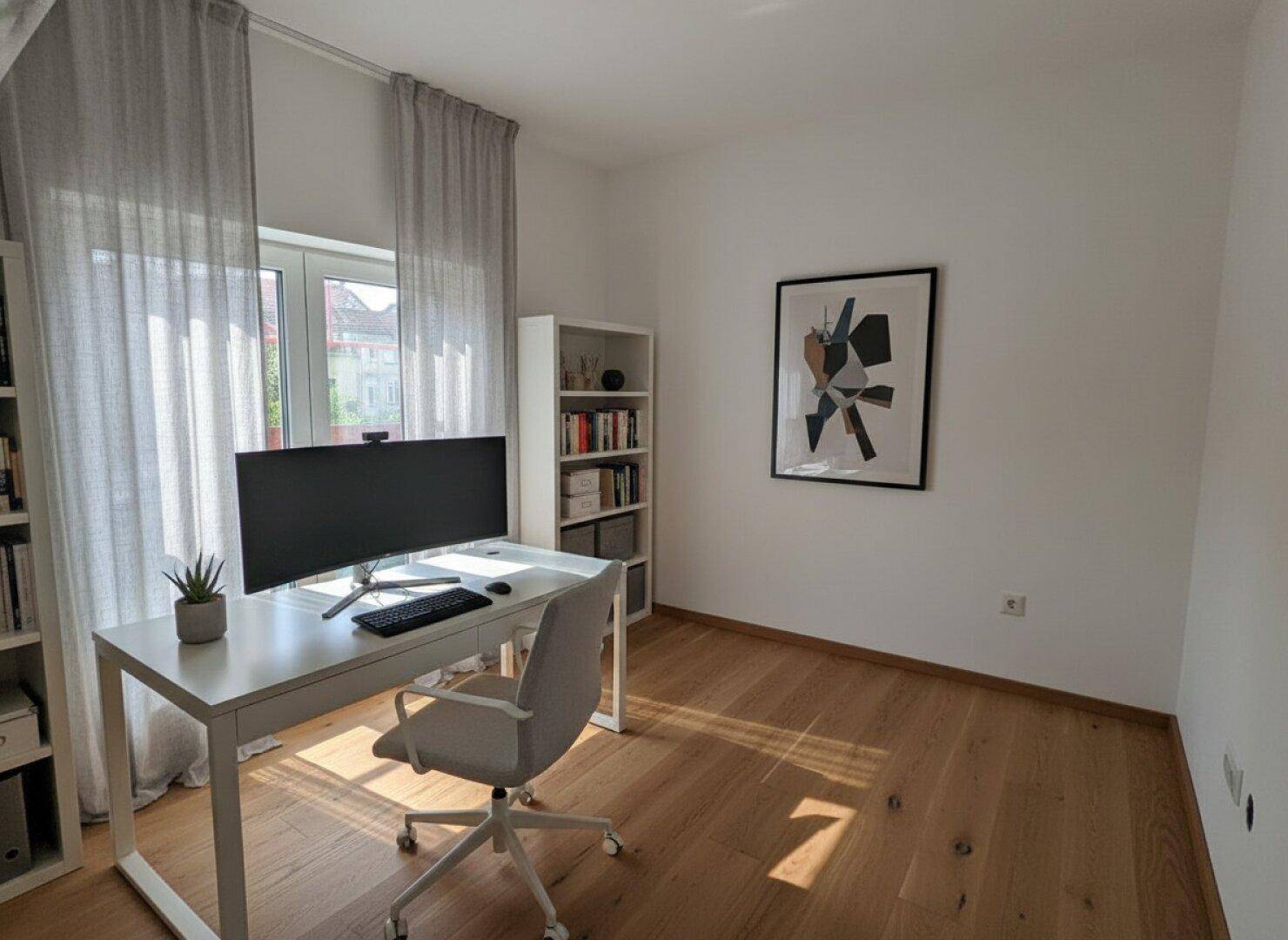 Helles Arbeitszimmer mit großem Fenster, Holzboden und minimalistischer Einrichtung.