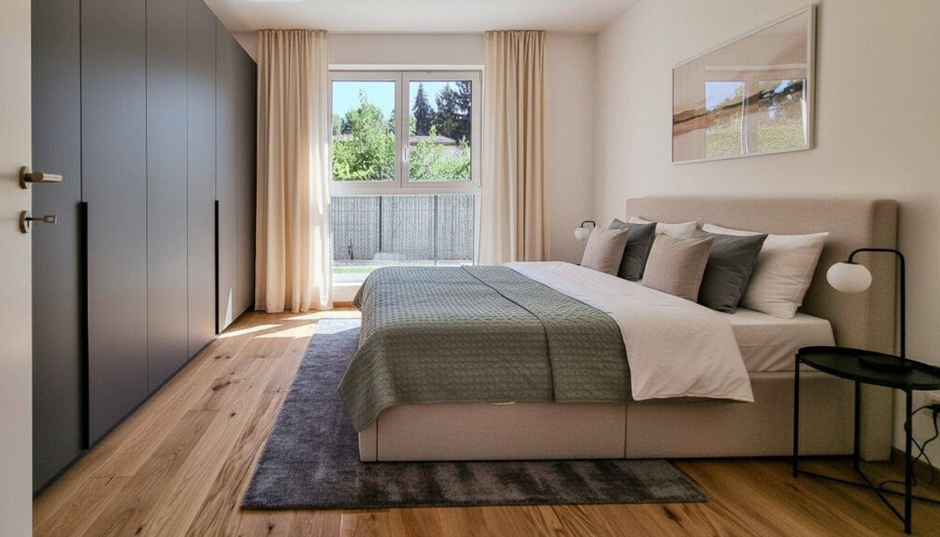 Geräumiges Schlafzimmer mit Holzboden, Einbauschränken und Blick ins Grüne.