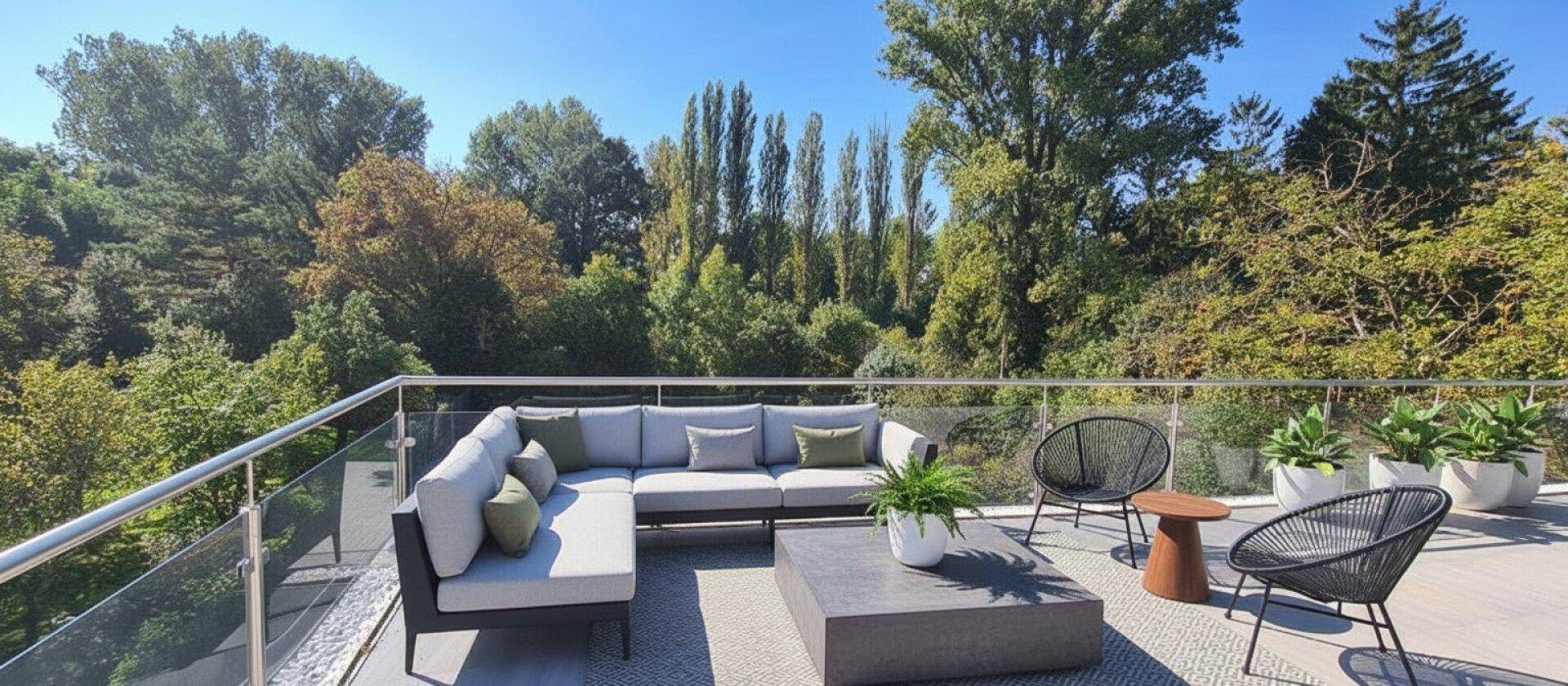 Geräumige Dachterrasse mit modernen Loungemöbeln und weitem Blick auf die Baumlandschaft.