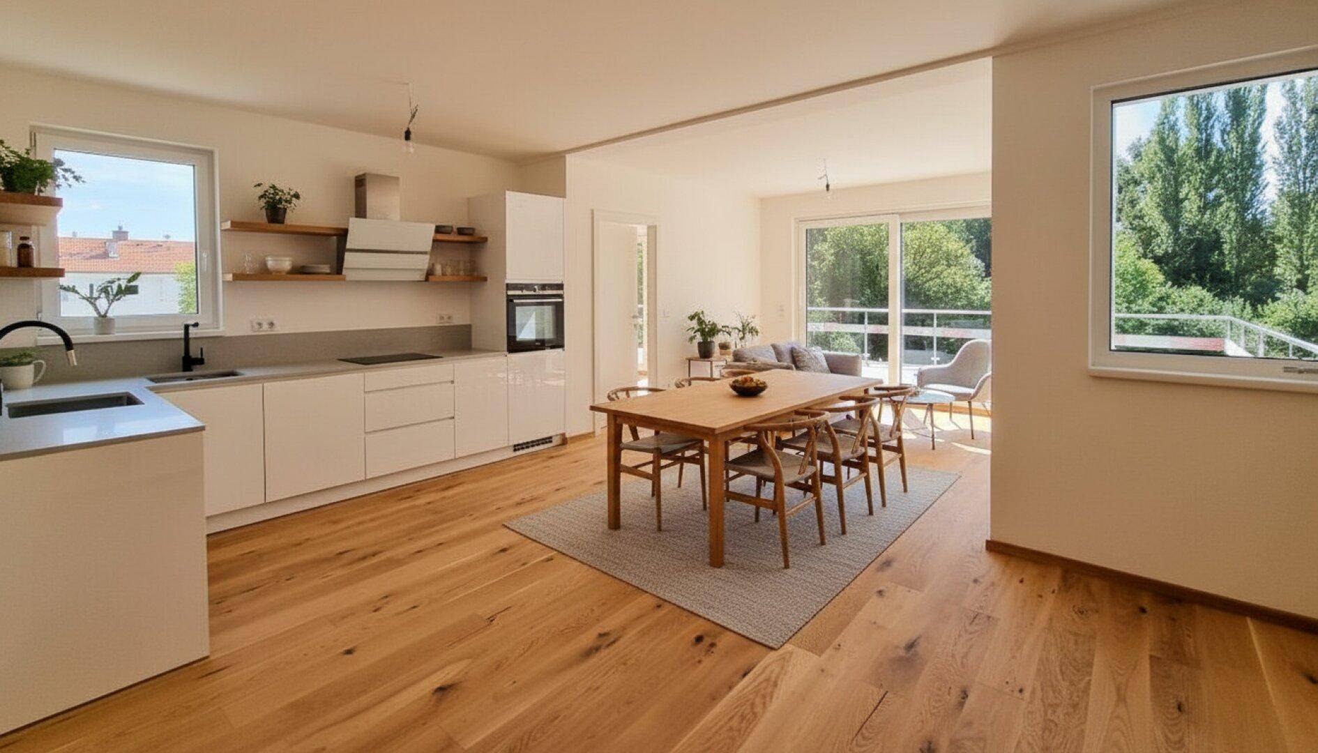 Heller offener Wohn-Essbereich mit moderner Küche, Holzboden und großen Fenstern mit Grünblick.