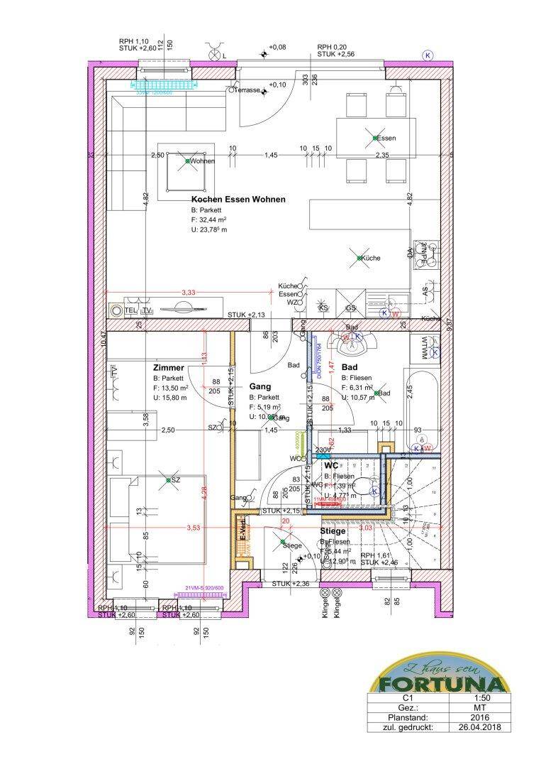 Detaillierter Grundriss mit Wohn-, Ess- und Kochbereich sowie Schlafzimmern und Bädern.