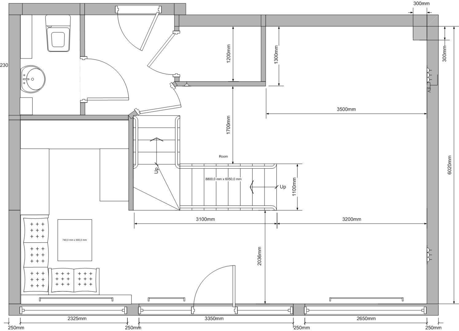 Grundriss des Erdgeschosses mit Wohnbereich, Badezimmer und Treppenaufgang.