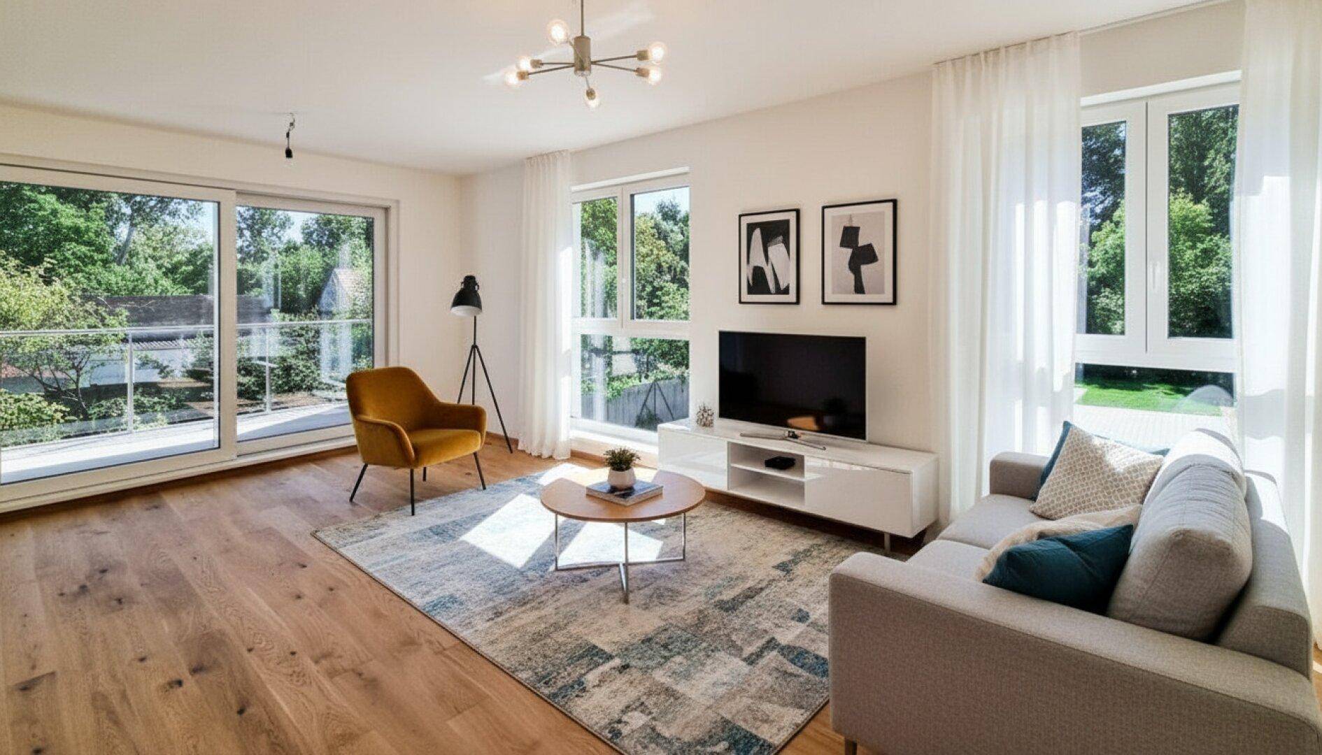 Modern eingerichtetes Wohnzimmer mit Sofa, Fernseher und Zugang zu einem Balkon.
