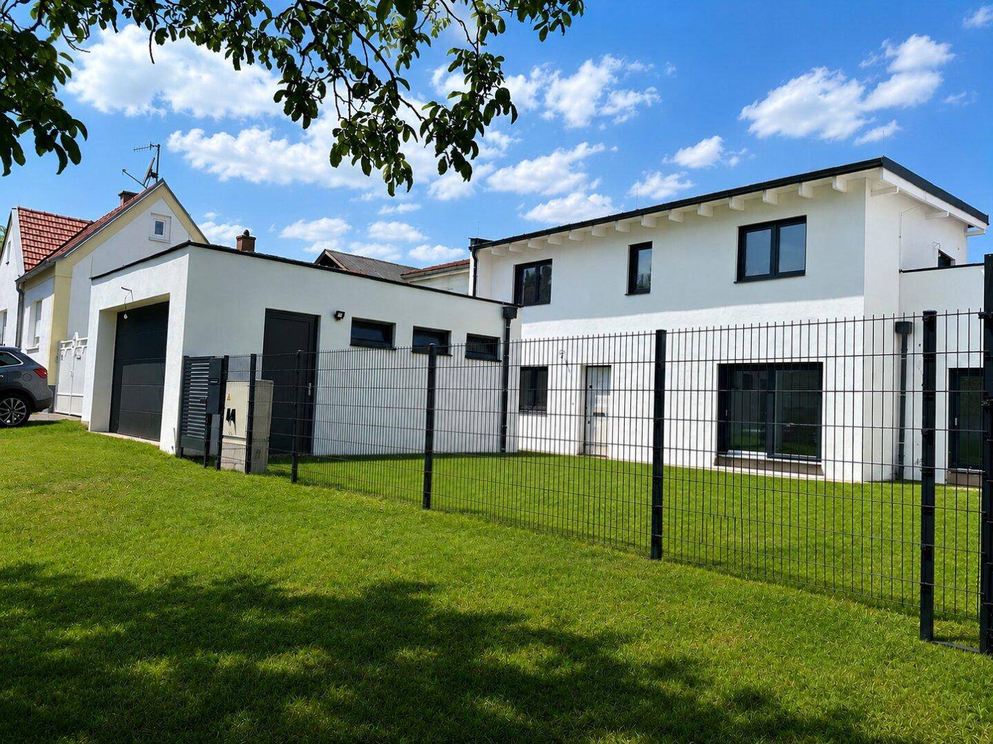 Wohnen mit Stil in Sigleß – Garage, Garten und Dachterrasse inklusive - Widok 2