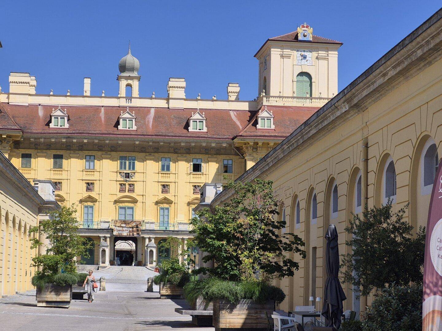 Historisches Gebäude mit beeindruckender Architektur und einem gepflegten Innenhof.