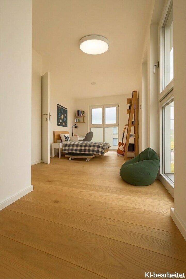 Helles Kinder- oder Gästezimmer mit Holzboden, Einzelbett und großen Fenstern.