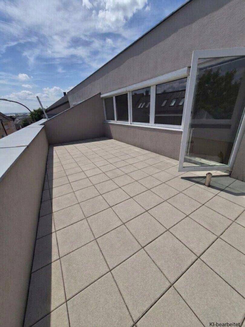 Sonnige Dachterrasse mit Fliesenboden und offener Tür, die viel Tageslicht hereinlässt.