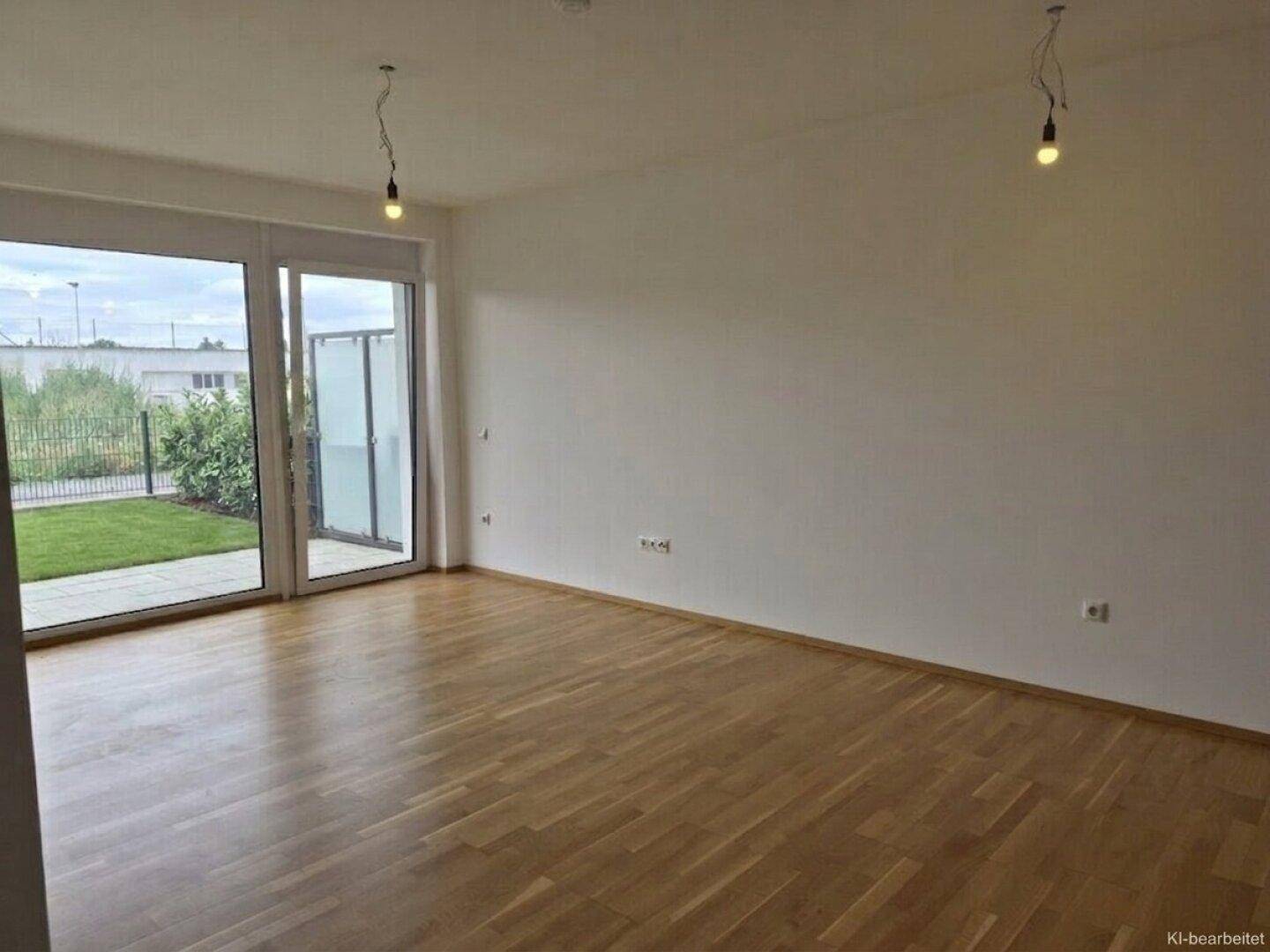 Heller Wohnraum mit großen Fenstern, Holzboden und direktem Zugang zum Garten.