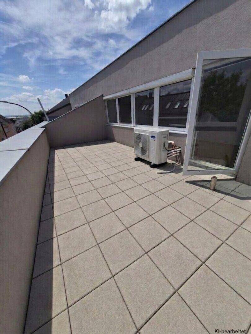 Helle Dachterrasse mit Fliesenboden und Klimaanlage, zugänglich durch eine Glastür.