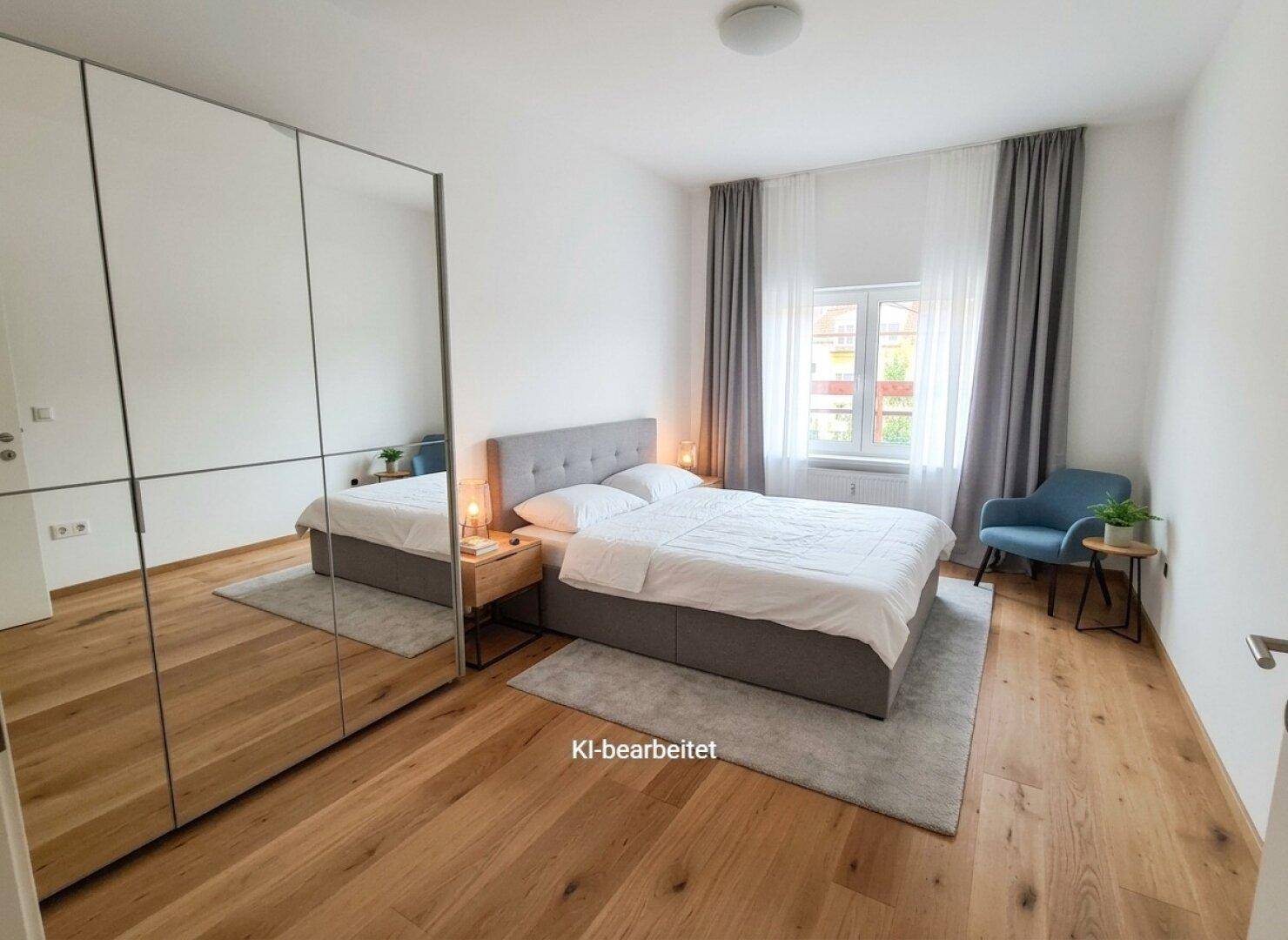 Helles Schlafzimmer mit Holzboden, großem Spiegelschrank und bequemen Bett für erholsame Nächte.