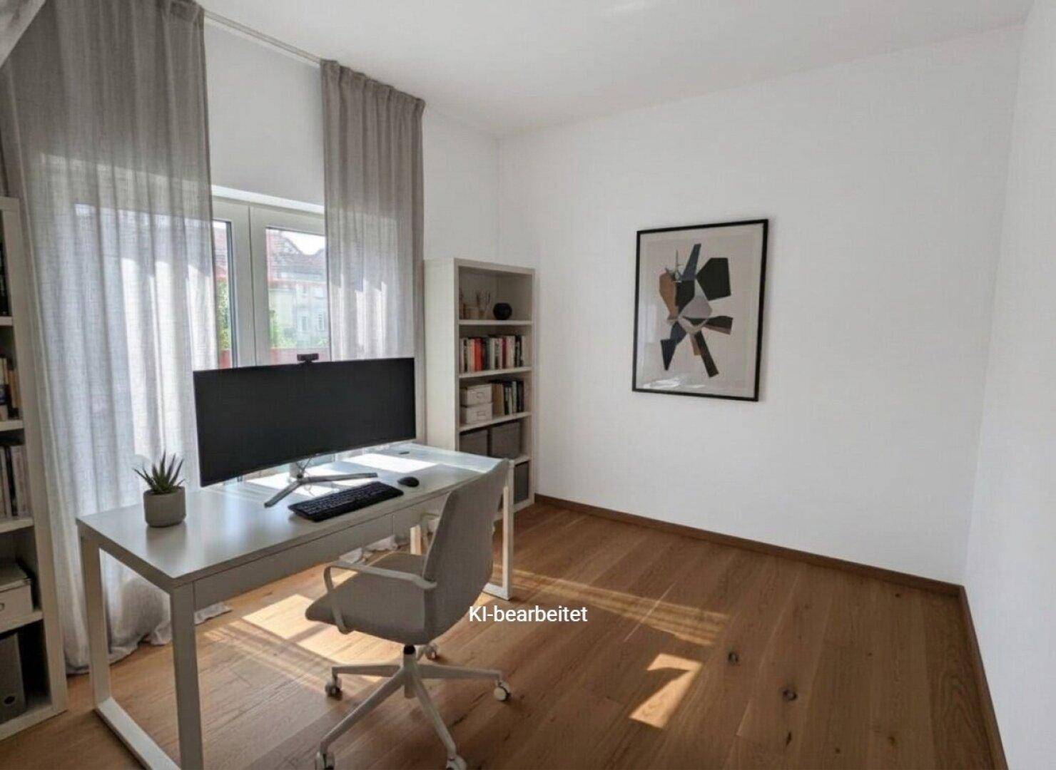 Helles Arbeitszimmer mit modernem Schreibtisch, Holzfußboden und Blick ins Grüne.