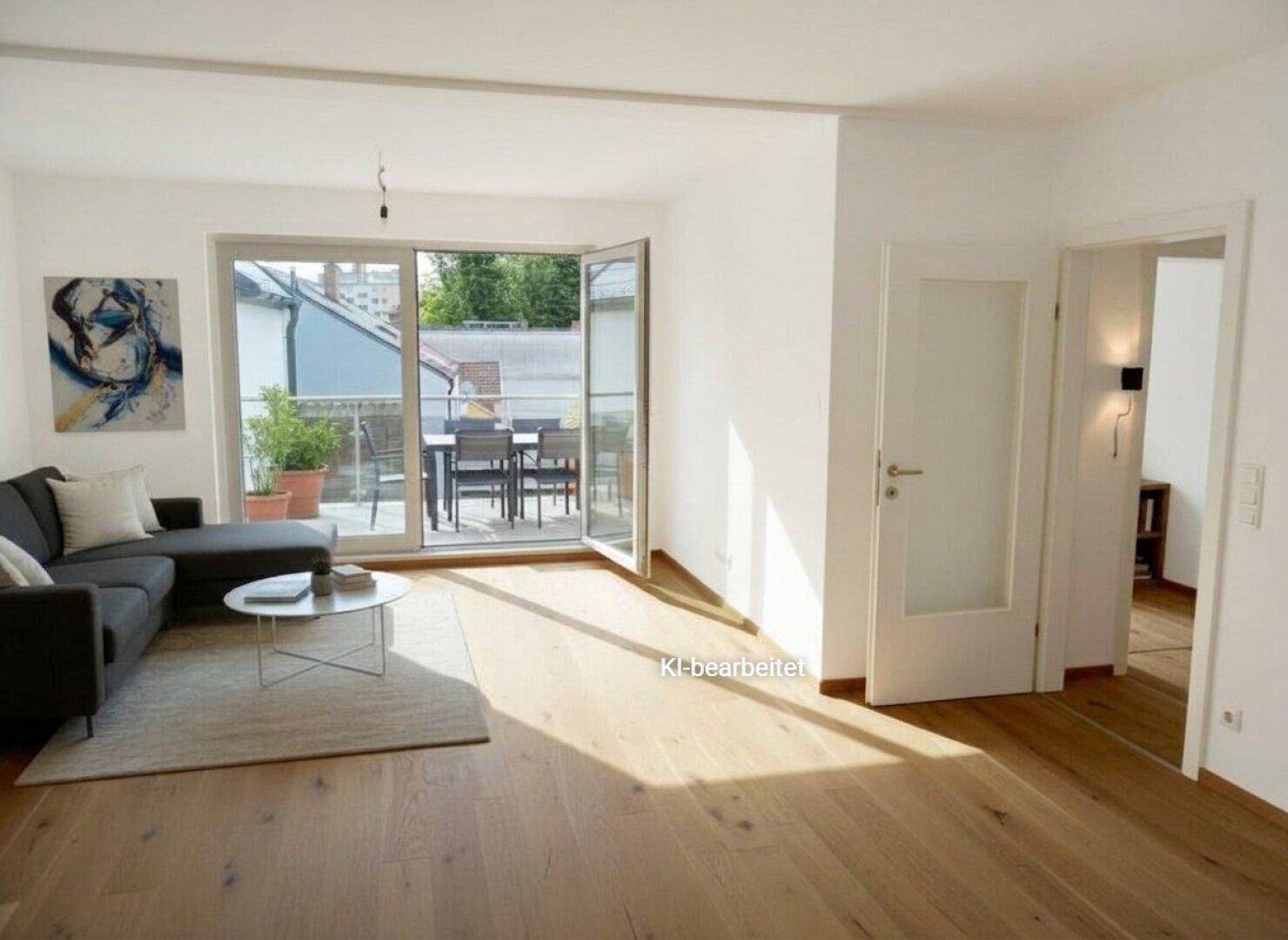 Lichtdurchflutetes Wohnzimmer mit Holzboden und direktem Zugang zu einer möblierten Terrasse.