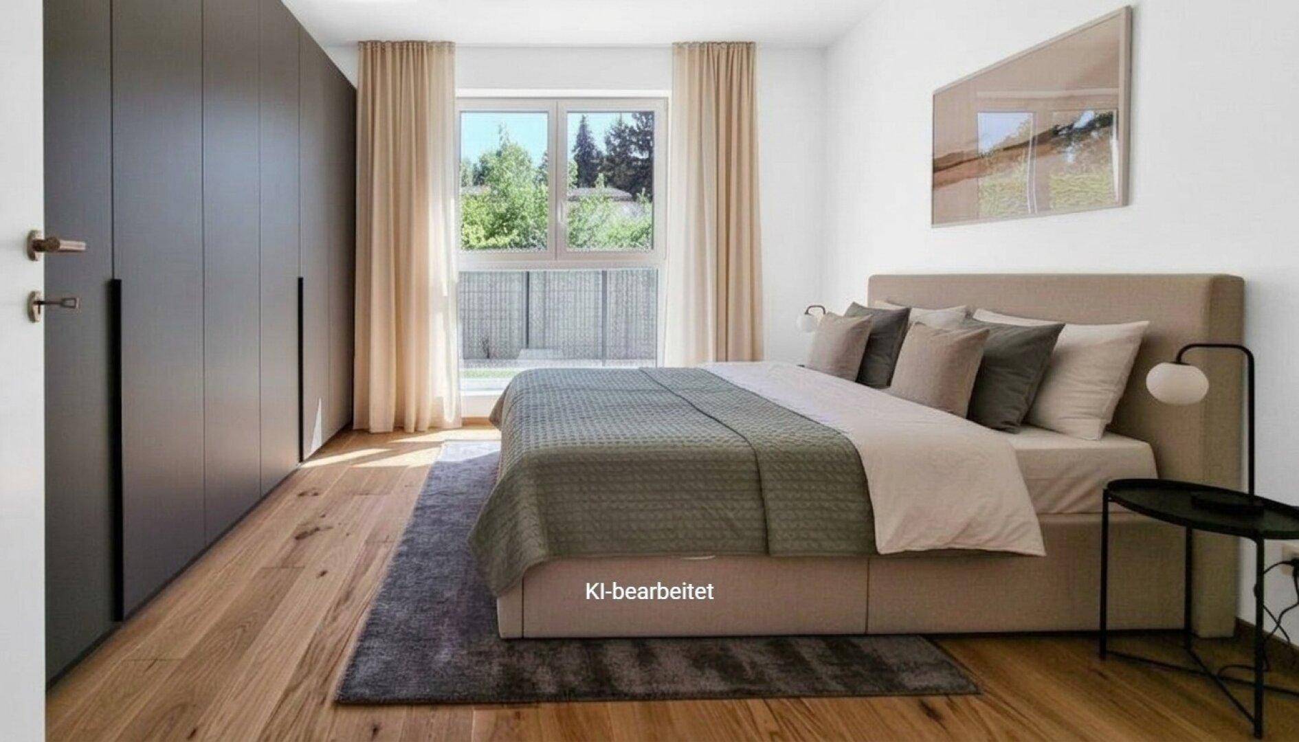 Helles Schlafzimmer mit großem Einbauschrank, Holzboden und Blick ins Grüne.