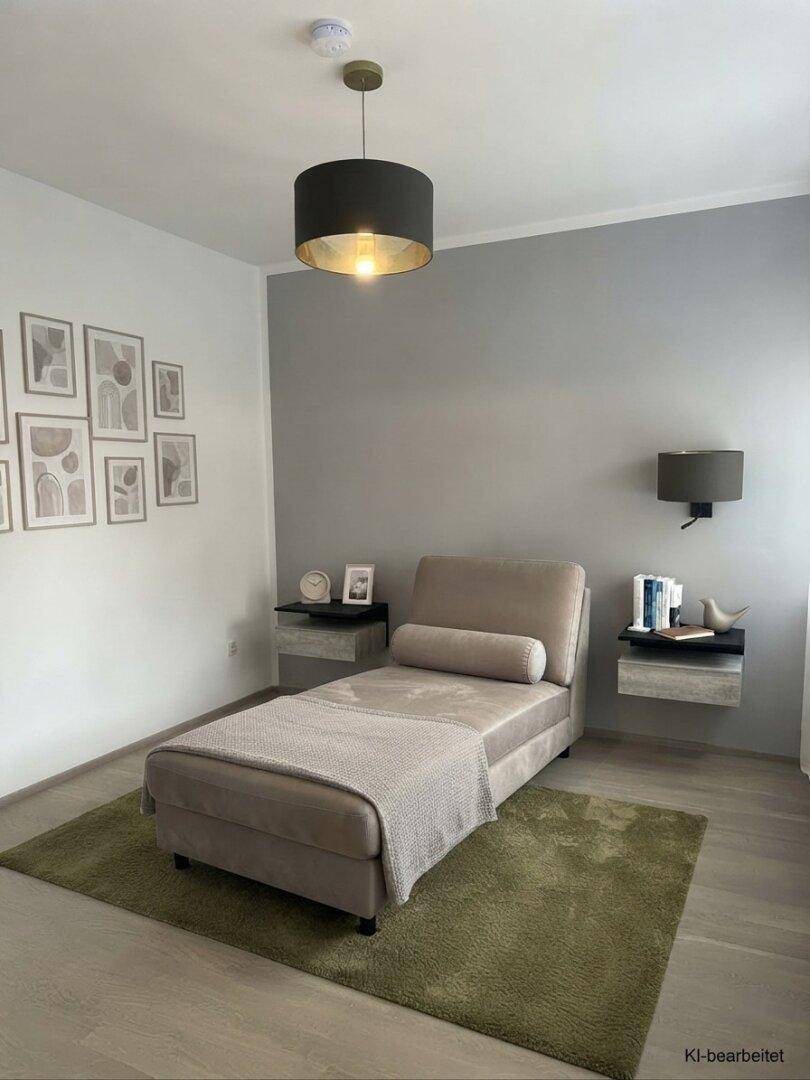 Ruhiges Schlafzimmer mit einer bequemen Chaiselongue, Nachttischen und dekorativen Wandbildern.