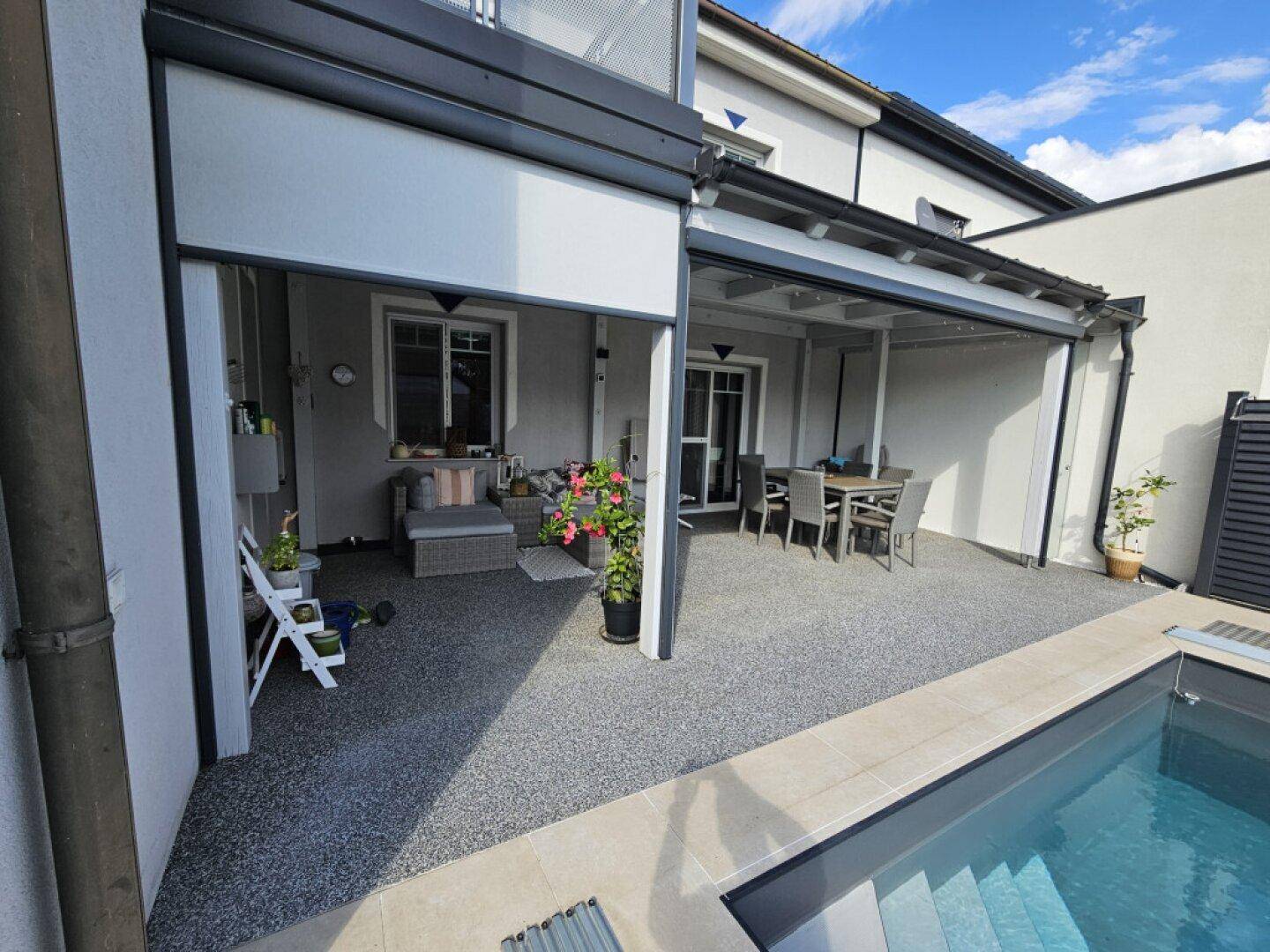 Großzügige Terrasse mit direktem Zugang zum Poolbereich und viel Platz zum Entspannen.