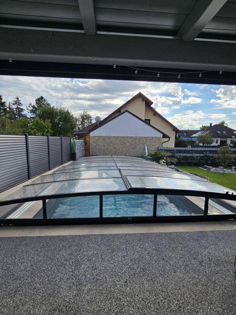 Überdachter Poolbereich, geschützt unter einer modernen Terrassenüberdachung.