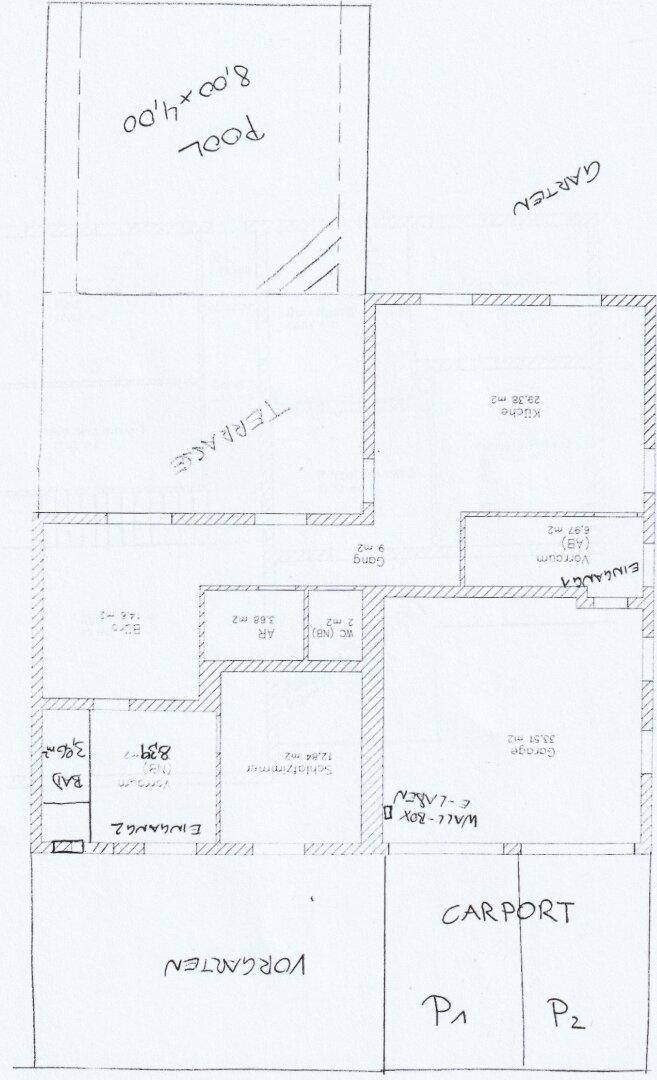 Grundriss des Erdgeschosses mit Garage, Küche, Terrasse und Poolbereich.