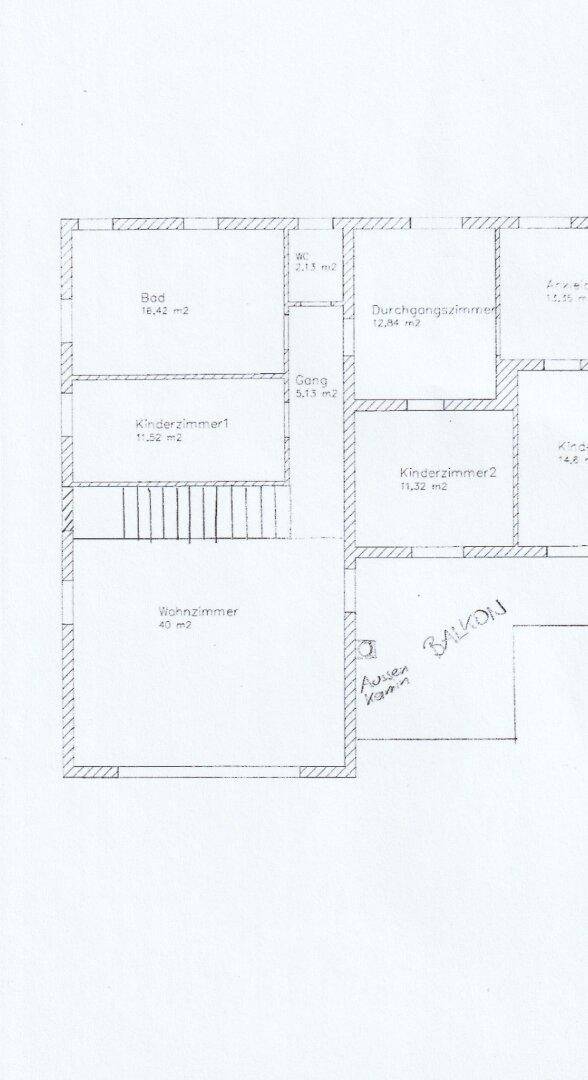 Grundriss des Obergeschosses mit Wohnzimmer, Schlafzimmern, Bad und Balkon.
