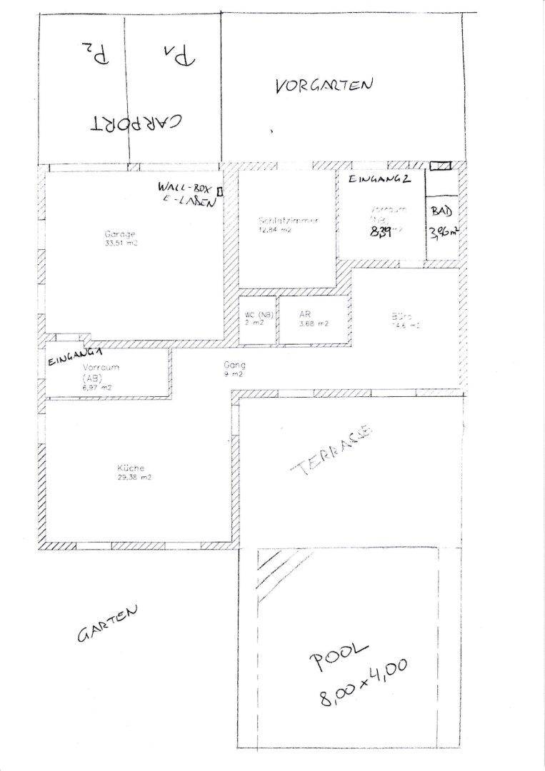 Grundriss des Erdgeschosses mit Garage, Küche, Terrasse und Poolbereich.