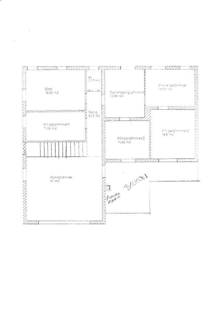 Grundriss des Obergeschosses mit Wohnzimmer, Schlafzimmern, Bad und Balkon.
