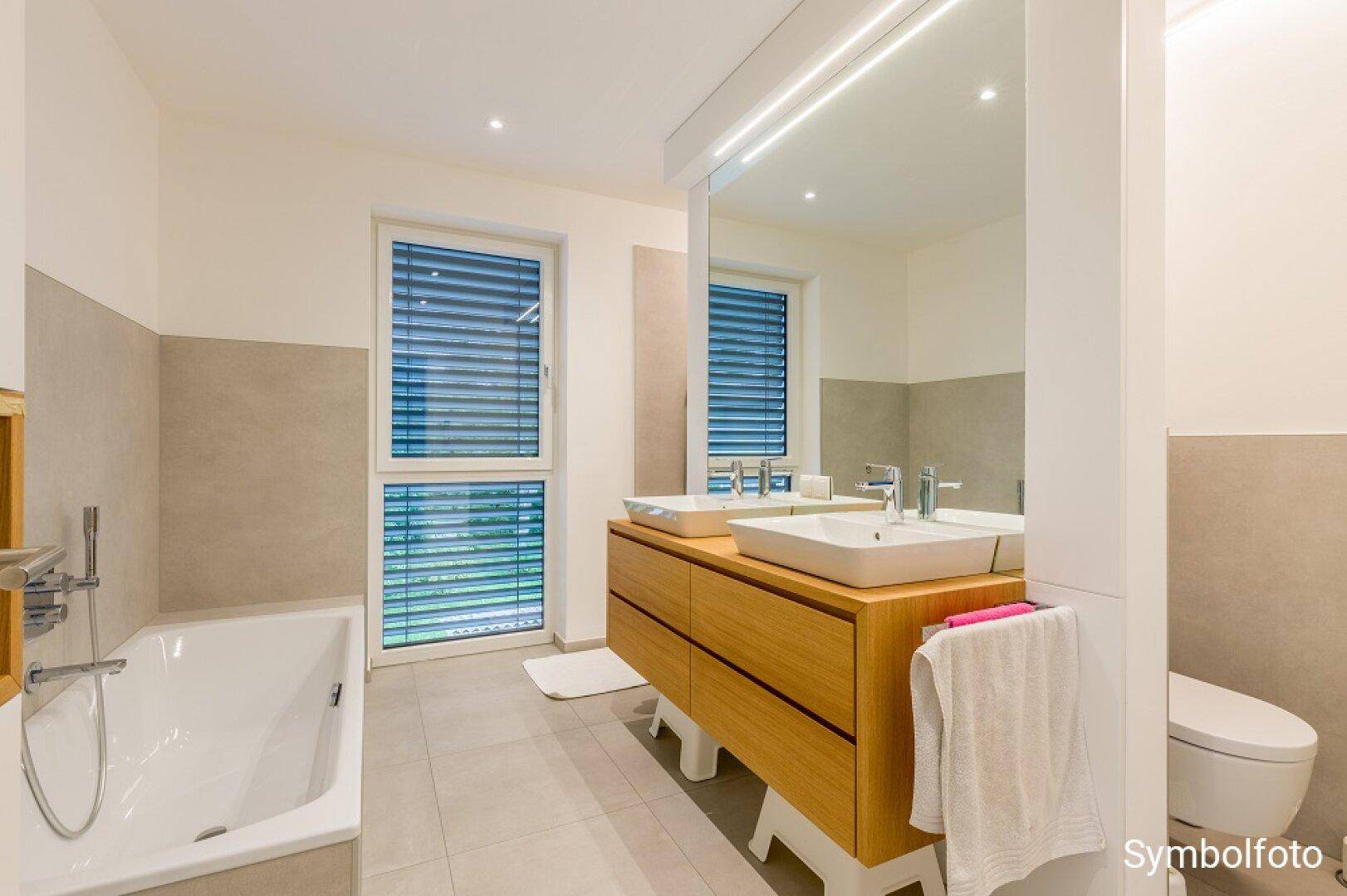 Modernes Badezimmer mit Doppelwaschbecken, Badewanne und Fenster mit Jalousien.