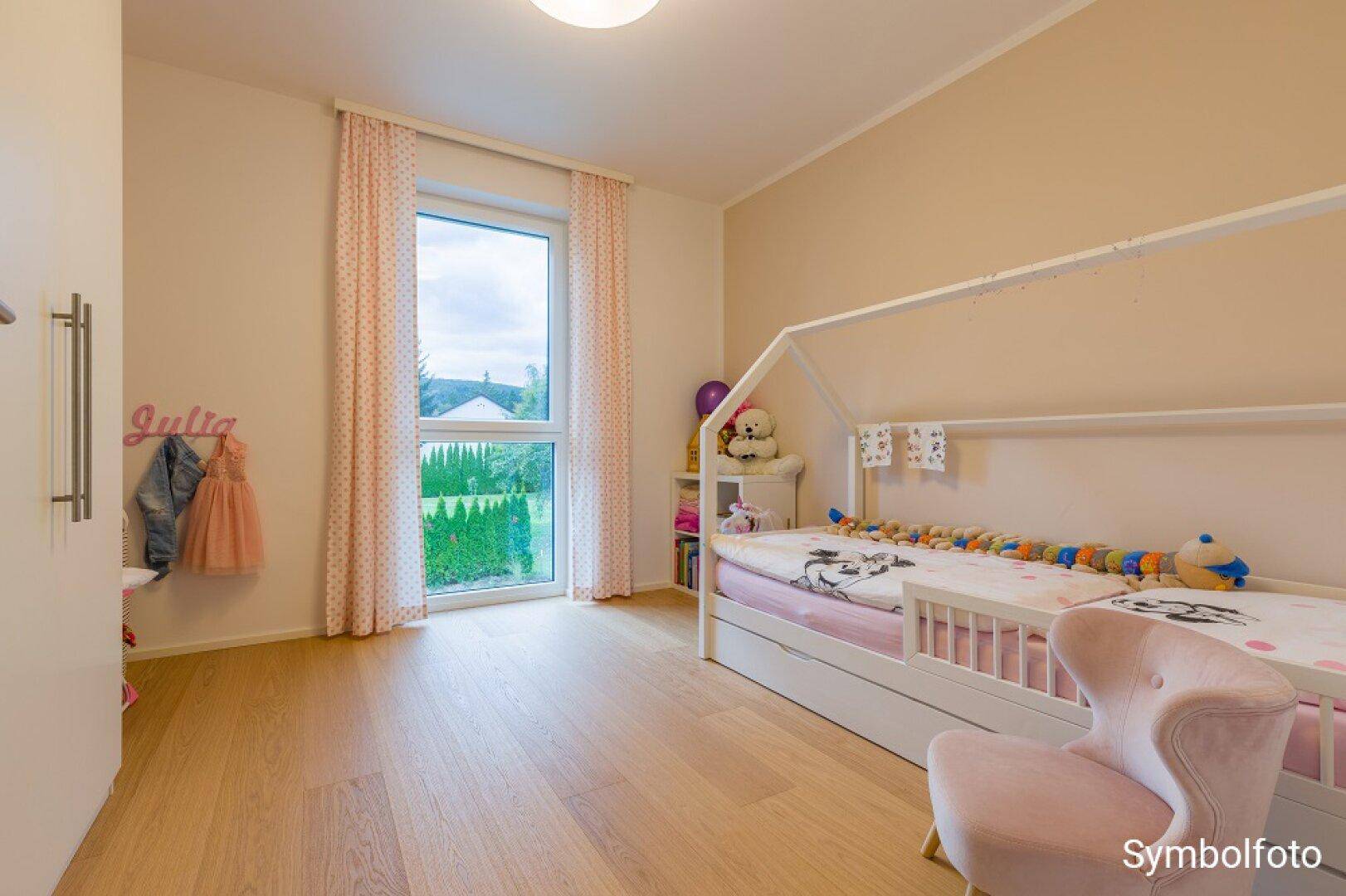 Helles Kinderzimmer mit Holzboden, großem Fenster und einem gemütlichen Kinderbett.