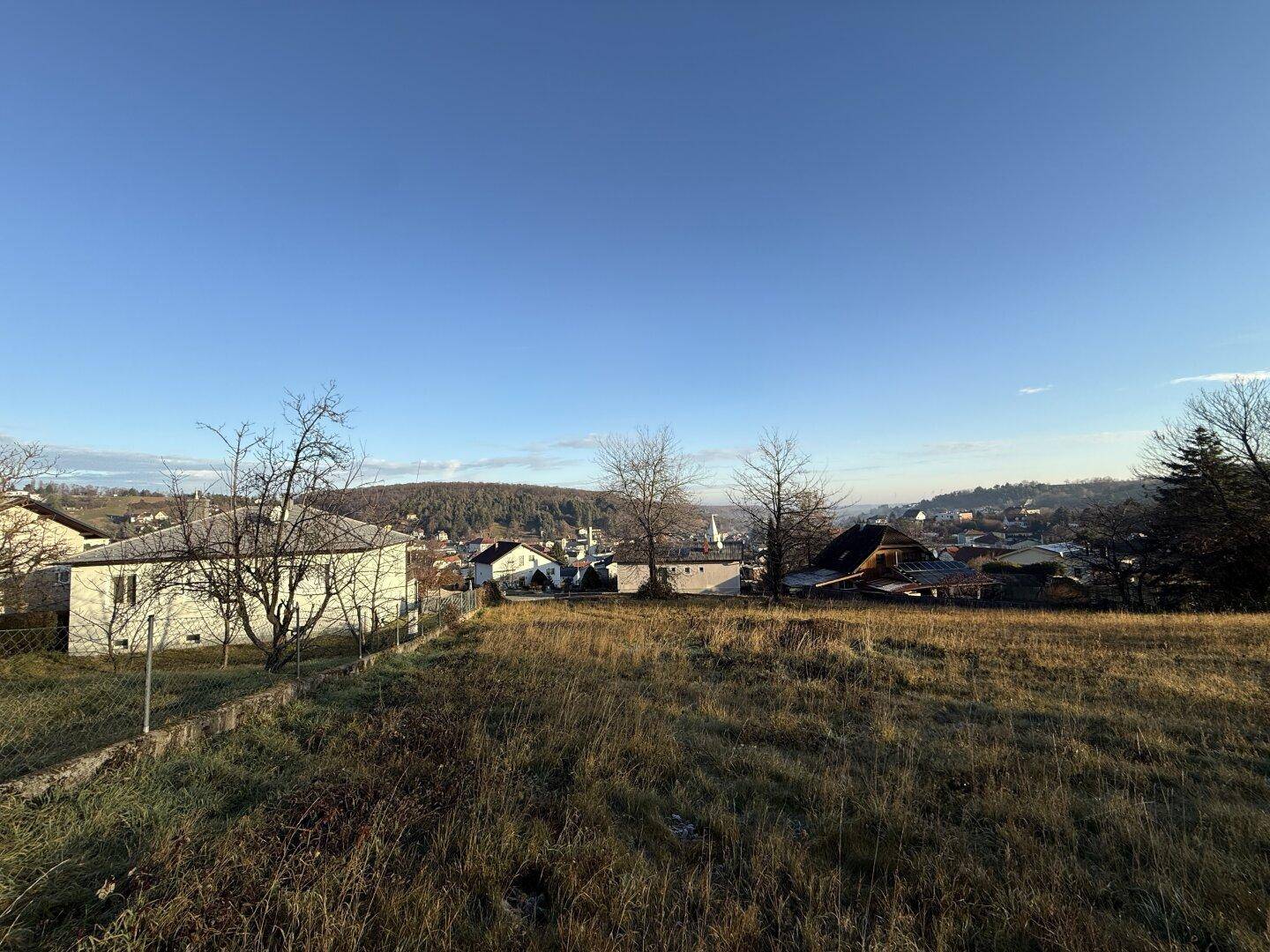 Weitläufiges Grundstück mit Panoramablick auf die umliegende Wohnbebauung und Landschaft.