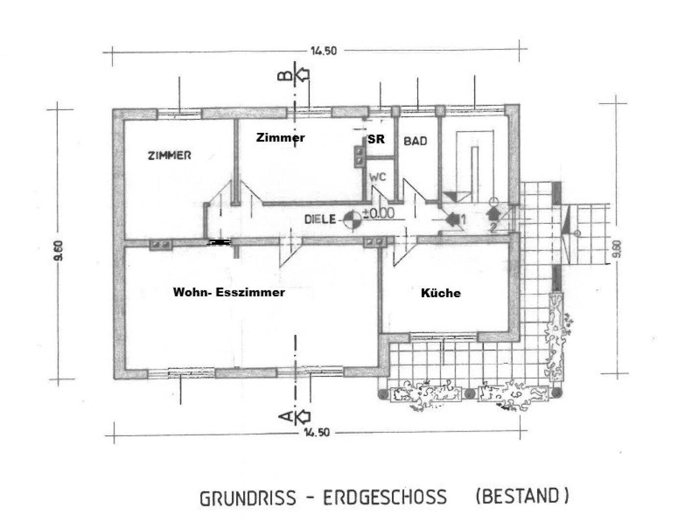 Grundriss des Erdgeschosses mit Wohn-Esszimmer, Küche, Bad und separatem WC.