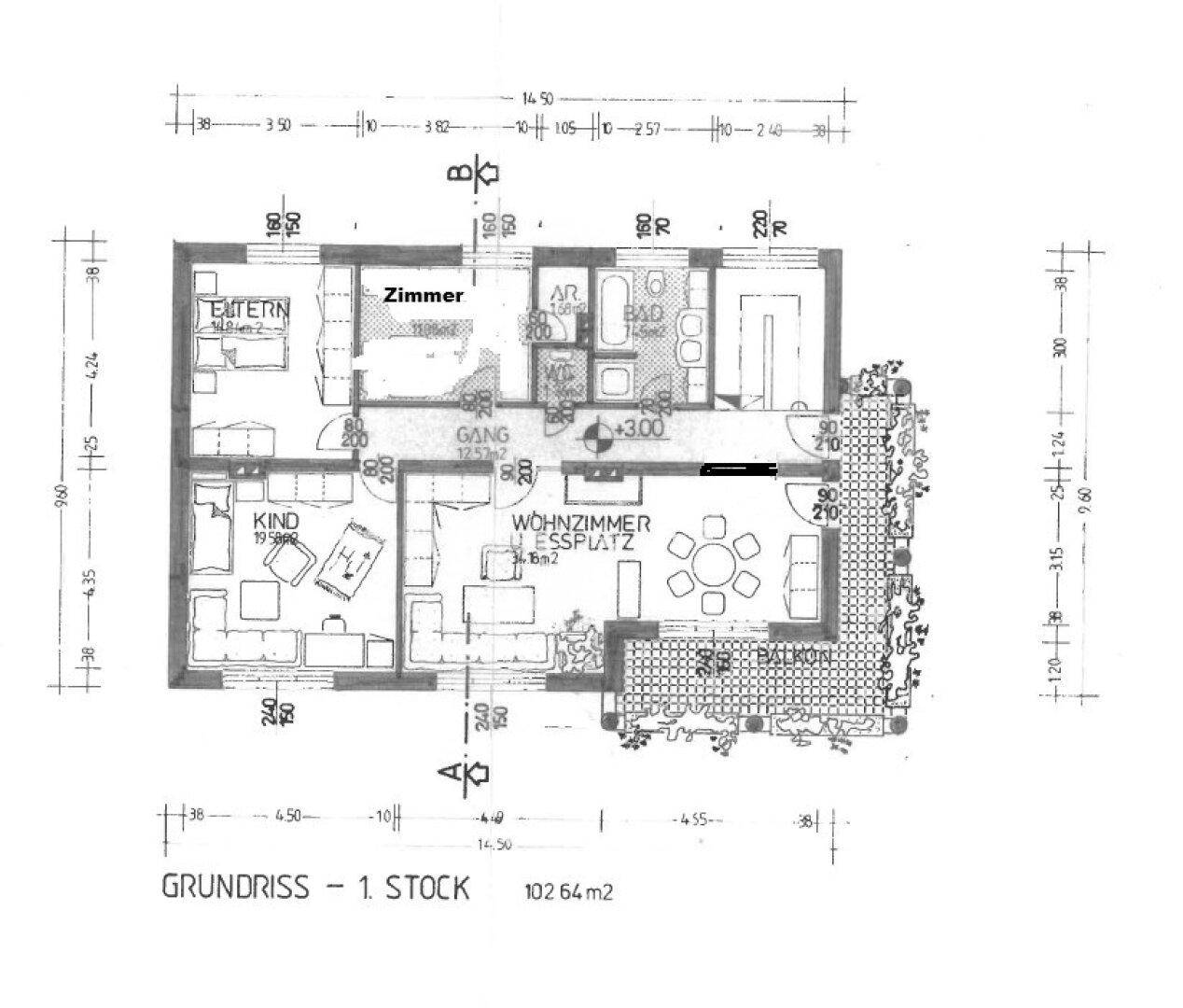 Grundriss des ersten Stocks mit Wohnzimmer, Essplatz, Schlafzimmern, Bad, WC und Balkon.