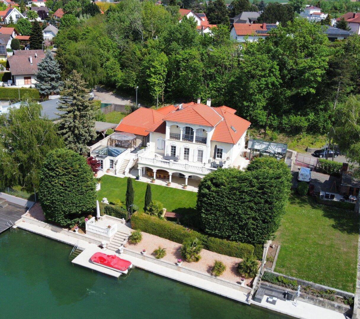 Beeindruckende Seevilla mit weitläufigem Grundstück, privatem Seezugang und gepflegter Gartenanlage.