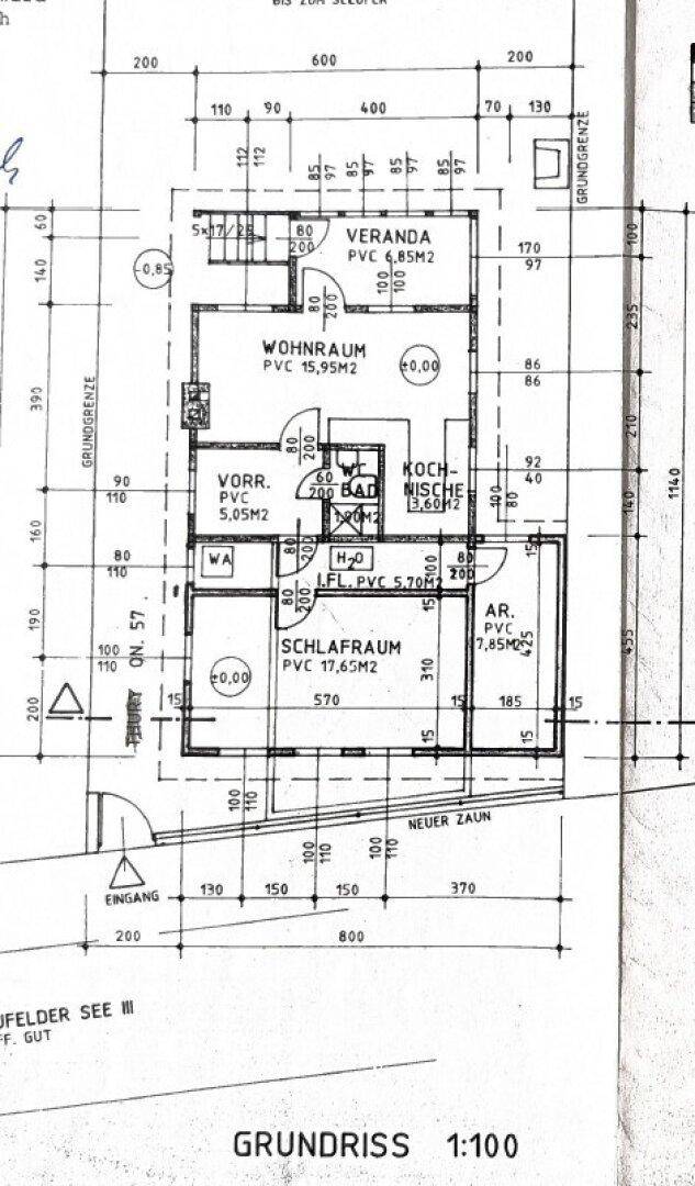 Grundrissplan mit Wohnraum, Schlafzimmer, Küche, Bad und Veranda.