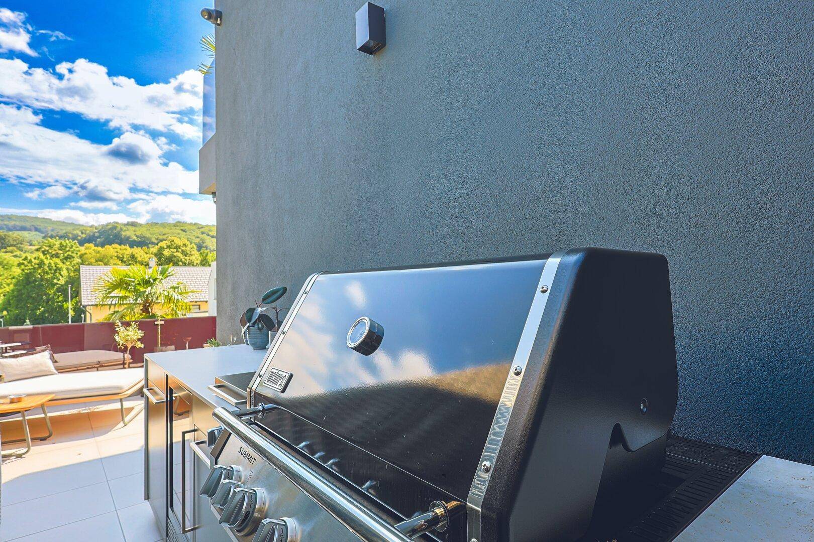 Hochwertiger Außen-Grillbereich mit großem Gasgrill und Arbeitsfläche.