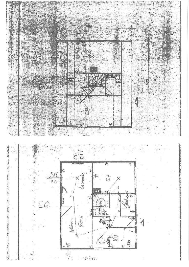 Grober Grundriss des Erdgeschosses und Obergeschosses des Hauses mit Raumaufteilung.
