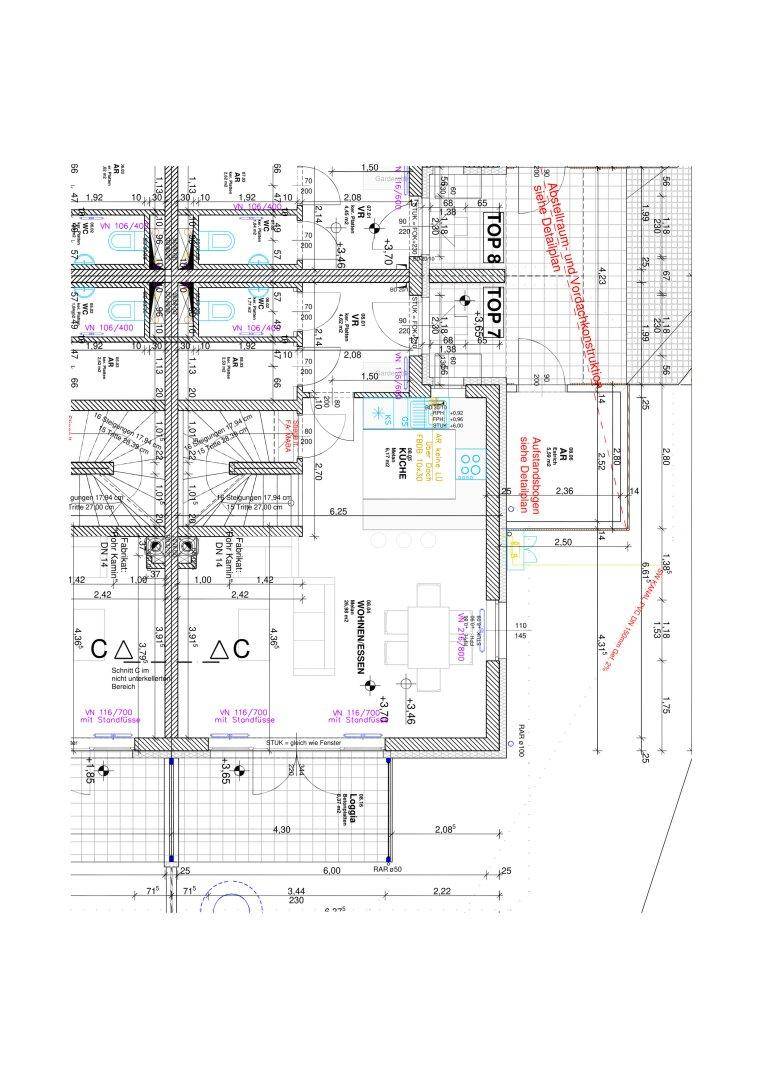 Grundriss des Erdgeschosses mit offenem Wohn-Essbereich und Zugang zur Loggia.