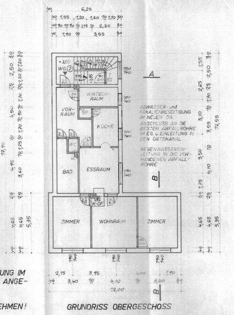 Grundriss des Obergeschosses mit Wohnraum, Zimmern, Küche und Bad.
