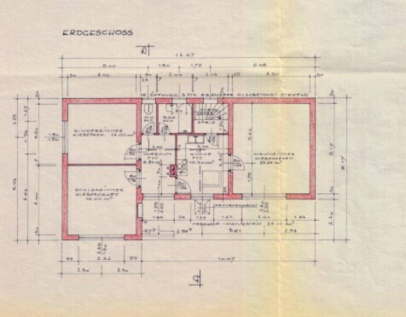 Grundriss des Erdgeschosses mit Zimmeraufteilung und Bemaßungen.