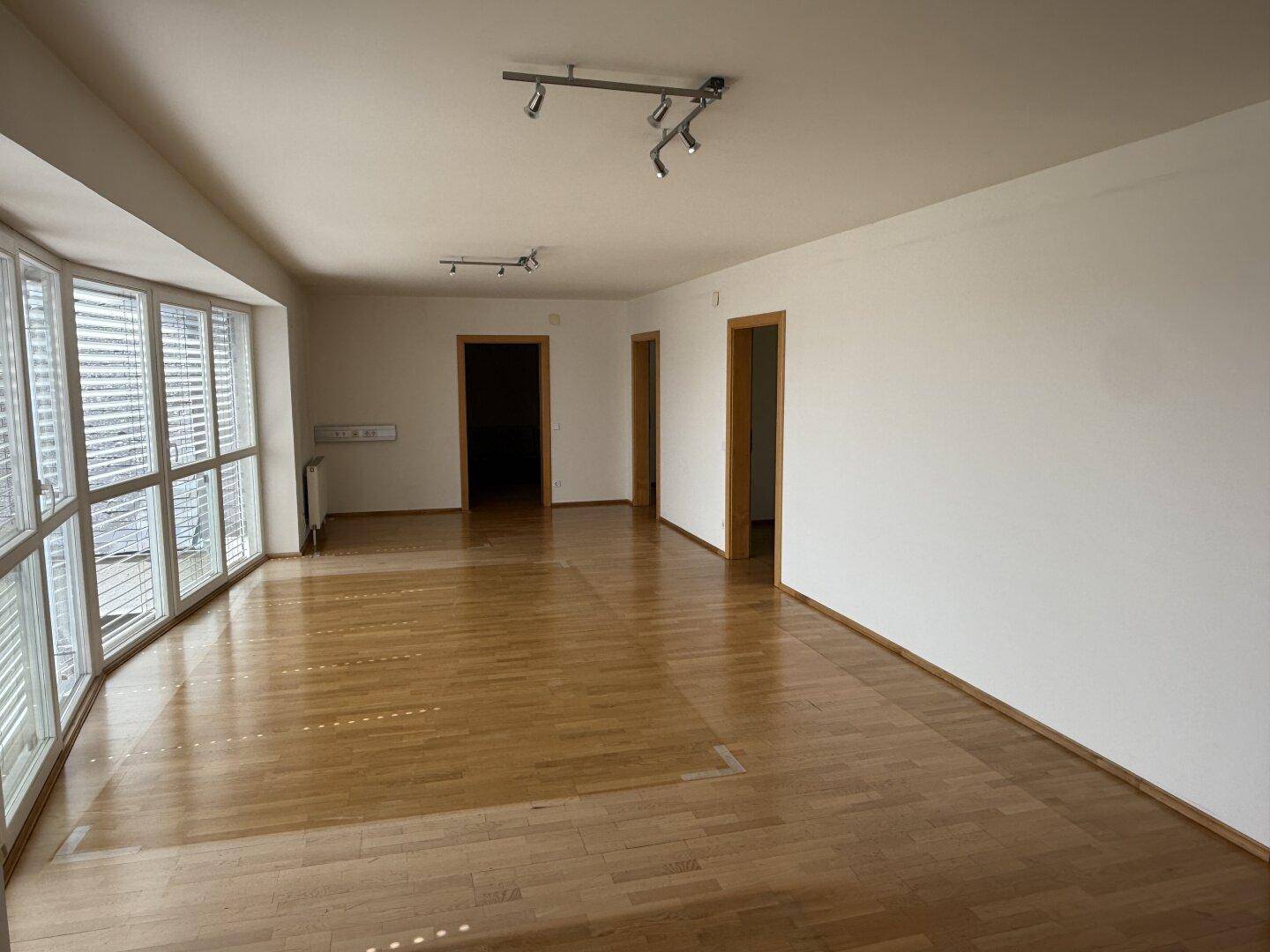 repräsentative Büroräumlichkeiten in Zentrumsnähe mit Parkplätzen zu vermieten - Ansicht 6