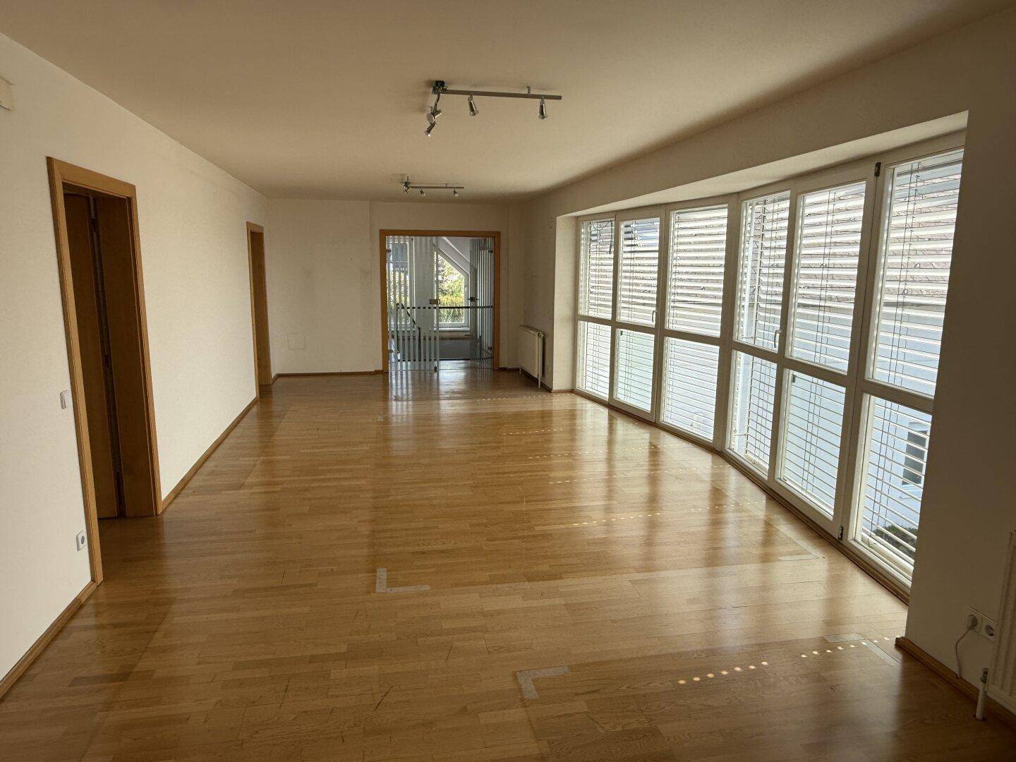 repräsentative Büroräumlichkeiten in Zentrumsnähe mit Parkplätzen zu vermieten - Mehr