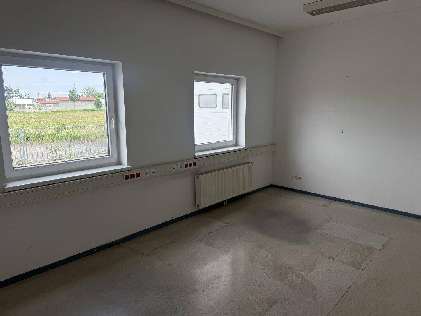 500 m² große Halle mit ca. 150 m² Bürotrakt an der Abfahrt S4 zu verkaufen - Ansicht 2