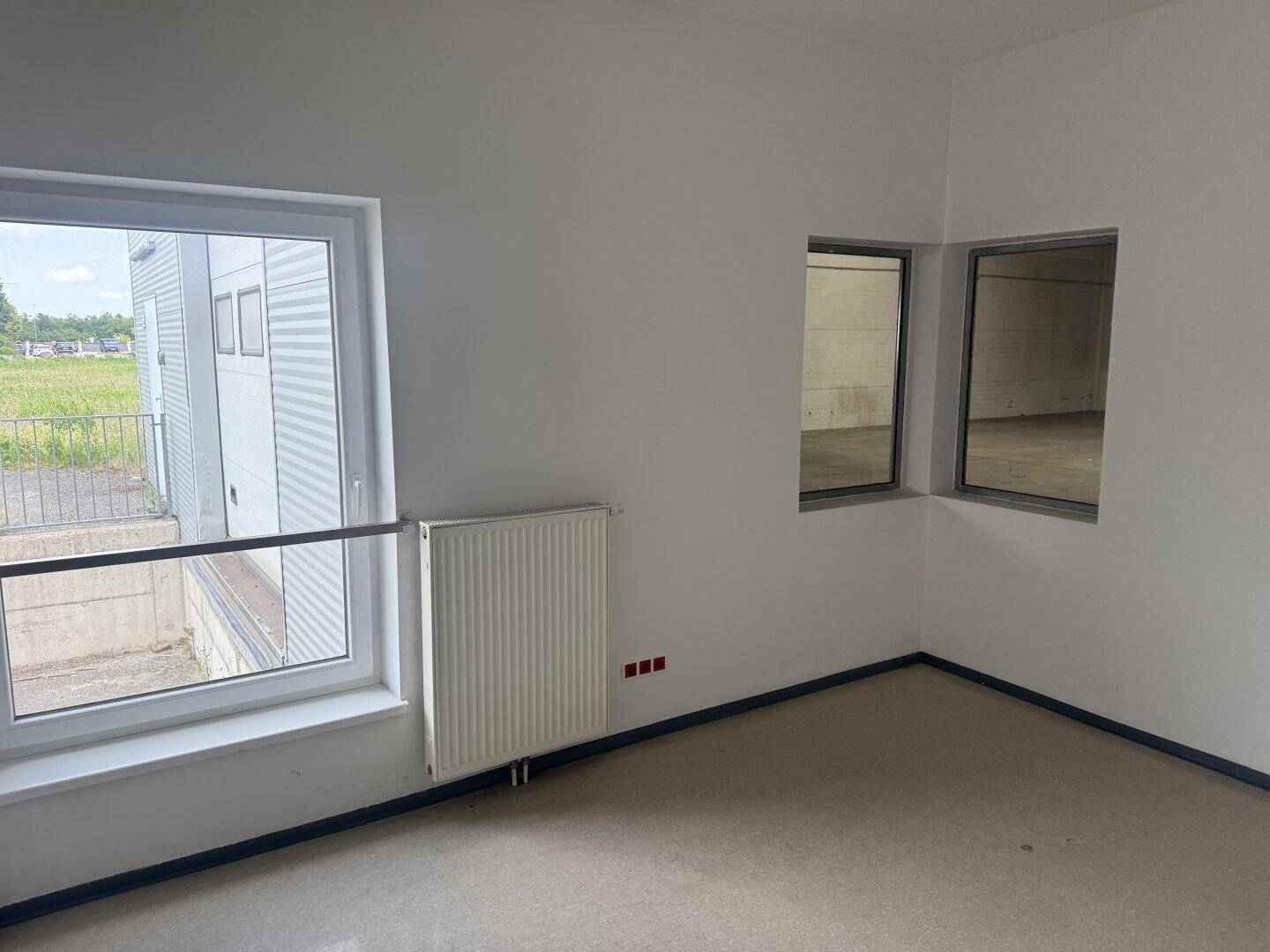 500 m² große Halle mit ca. 150 m² Bürotrakt an der Abfahrt S4 zu verkaufen - Ansicht 3
