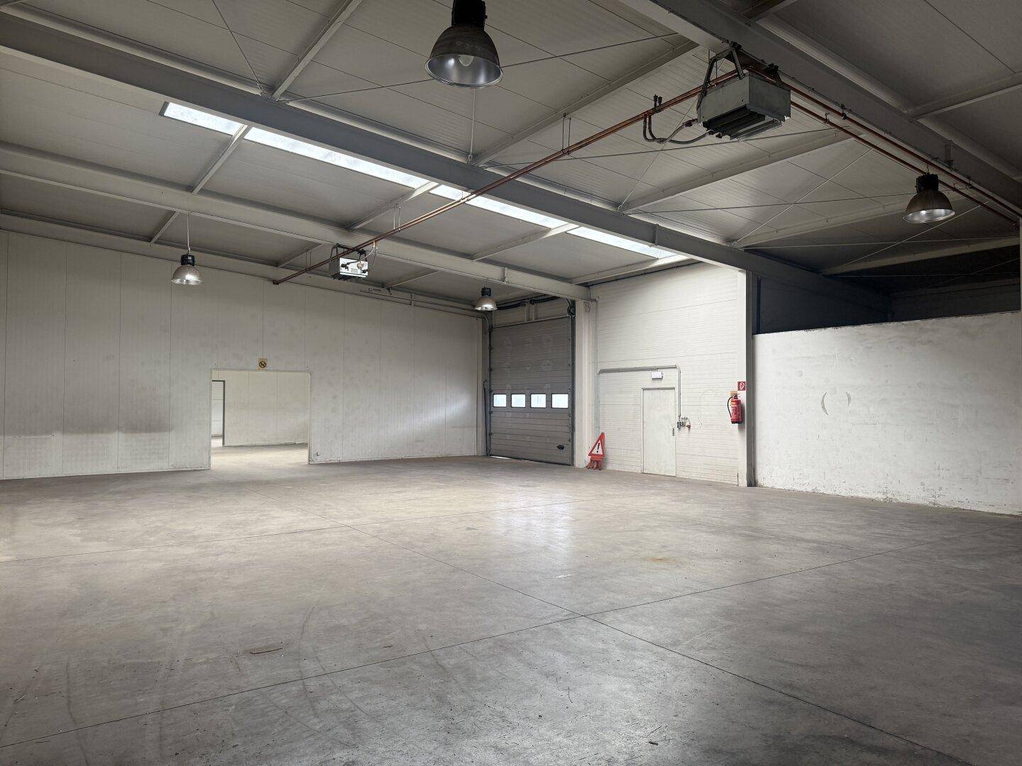 500 m² große Halle mit ca. 150 m² Bürotrakt an der Abfahrt S4 zu verkaufen - Ansicht 5