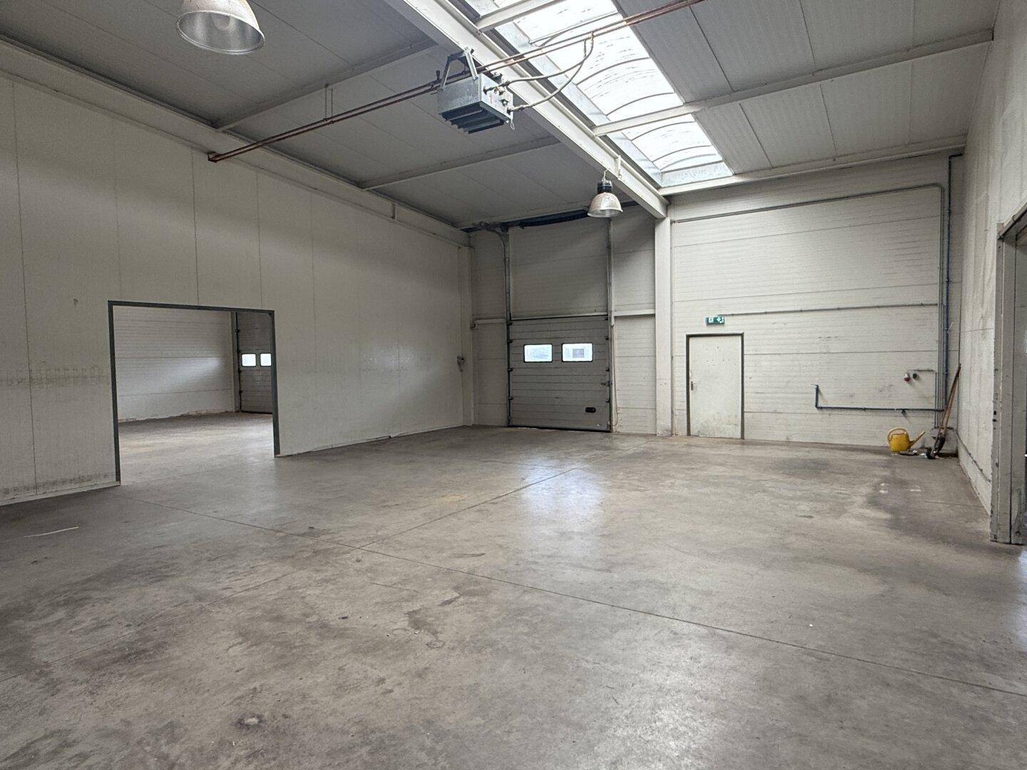 500 m² große Halle mit ca. 150 m² Bürotrakt an der Abfahrt S4 zu verkaufen - Ansicht 6