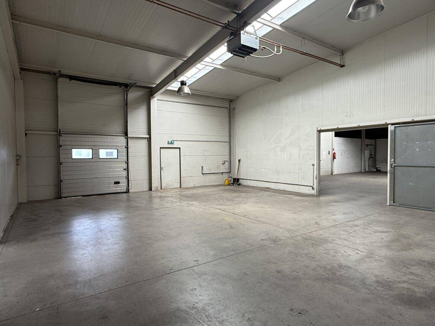 500 m² große Halle mit ca. 150 m² Bürotrakt an der Abfahrt S4 zu verkaufen - Mehr