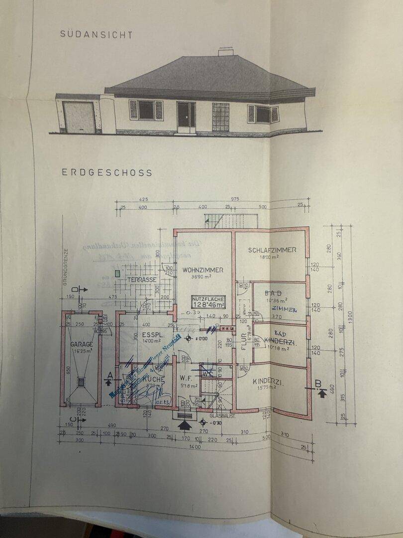 Grundriss des Erdgeschosses mit Wohnzimmer, Küche, Schlafzimmern und Garage.