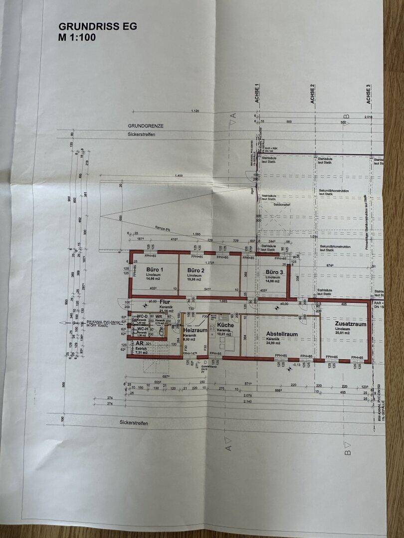 Grundriss des Erdgeschosses mit Büros, Küche, Abstellraum und einem zusätzlichen Raum.