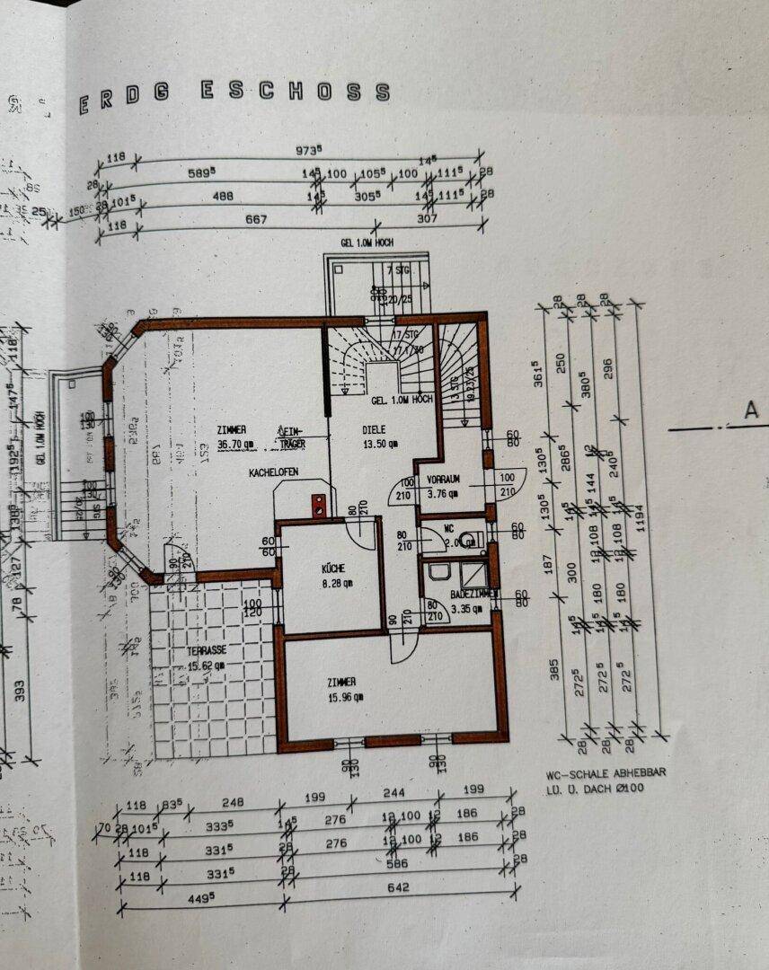 Grundriss des Erdgeschosses mit Zimmern, Küche, Bad und Terrasse.