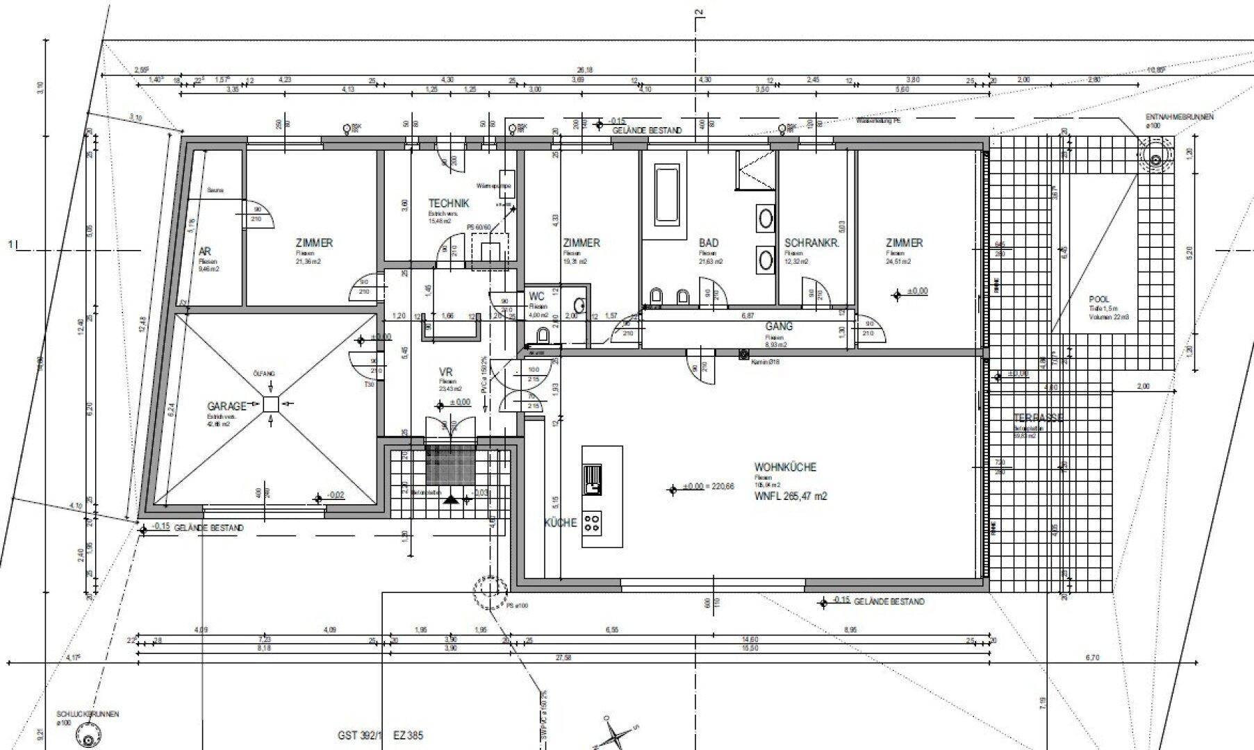 Detaillierter Grundriss des Hauses mit Wohnküche, Zimmern und Garage.