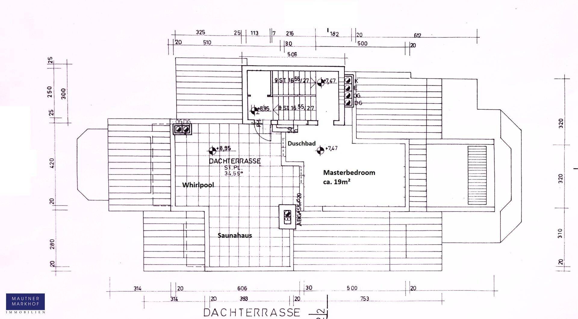 Grundriss der Dachterrasse mit Whirlpool, Saunahaus und Zugang zum Hauptschlafzimmer.