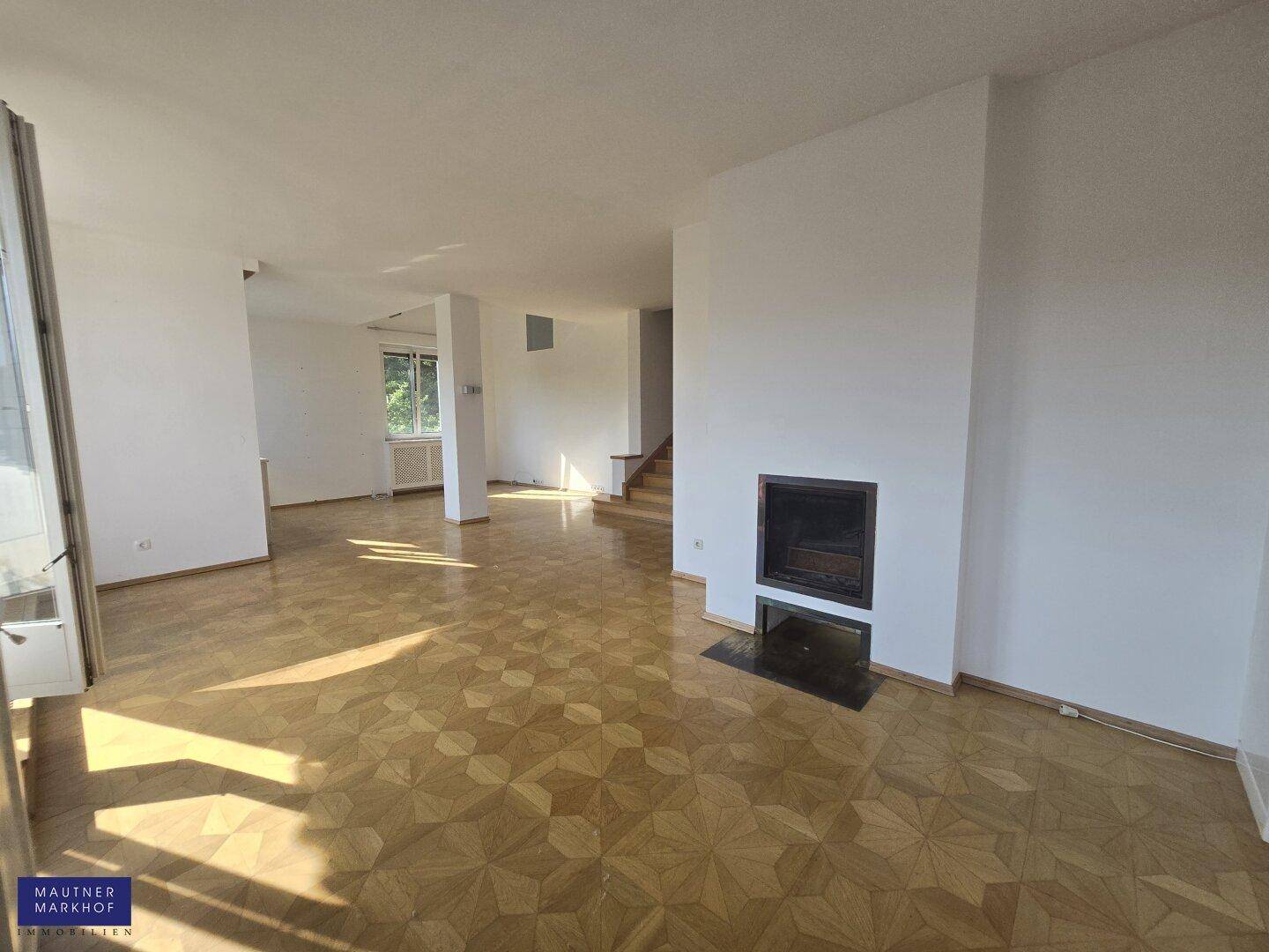 Heller Wohnbereich mit Parkettboden und integriertem Kamin für gemütliche Stunden.