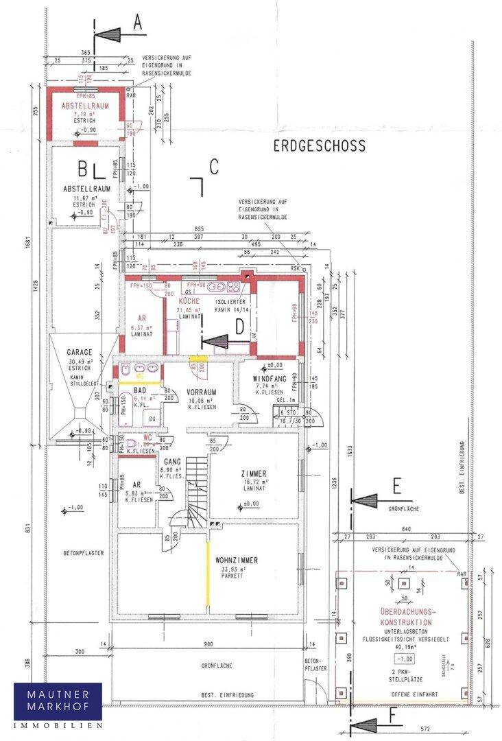 Grundriss des Erdgeschosses mit Wohnzimmer, Küche, Bad und Garage.